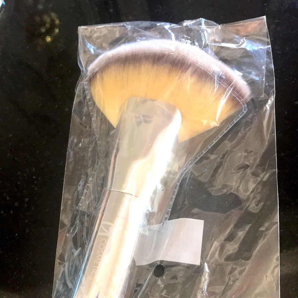 IT cosmetics fan brush